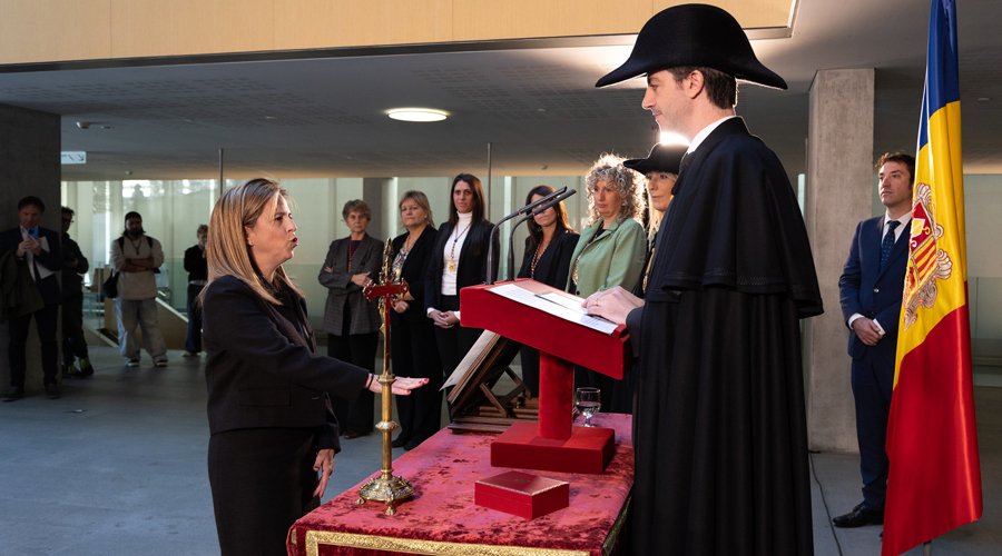 Cristina Bea jurant el càrrec davant del síndic (Consell General)