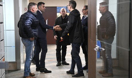 David Forné saludant als representants dels taxistes d'Andorra