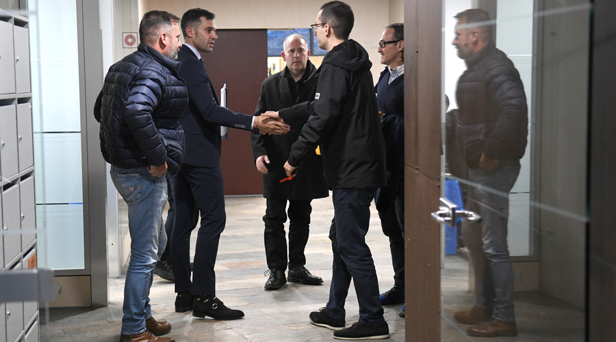 David Forné saludant als representants dels taxistes d'Andorra (SFGA)