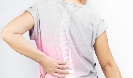 Una dona queixant-se de la zona lumbar