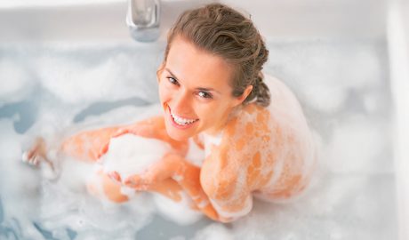 Una dona ensabonant-se a la banyera