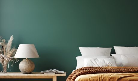 La paret d'un dormitori amb una tonalitat verdosa