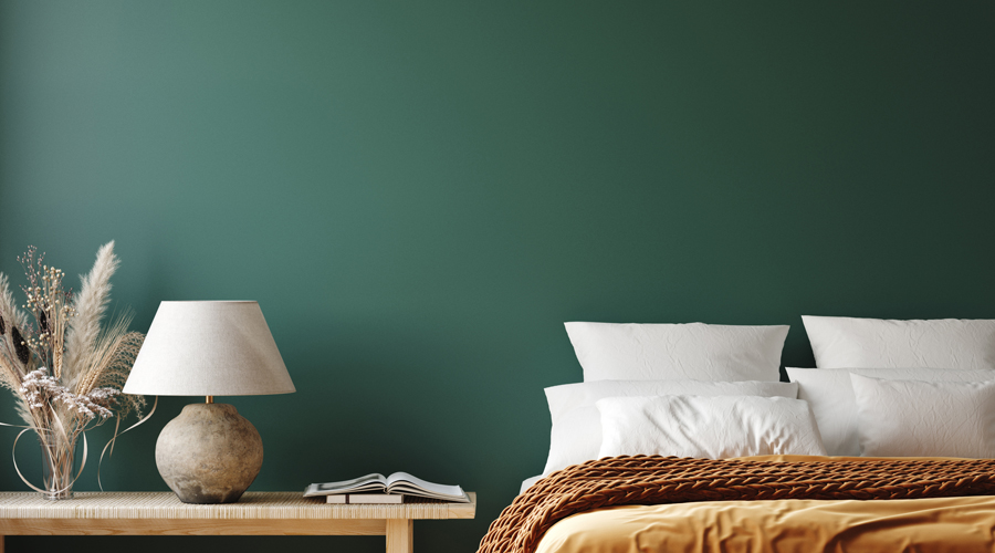 La paret d'un dormitori amb una tonalitat verdosa