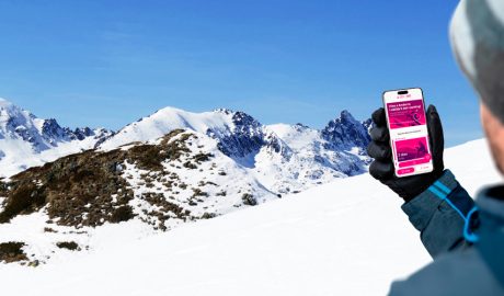 Un telèfon mòbil amb el servei eSIM descarregat