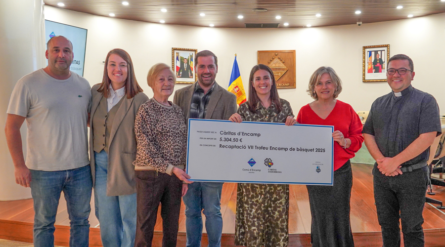 Lliurament del xec a Càritas d'Encamp. Foto: Comú