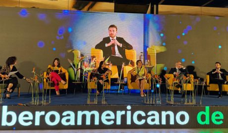 A la dreta i en pantalla, el secretari d'Estat, Marc Saura