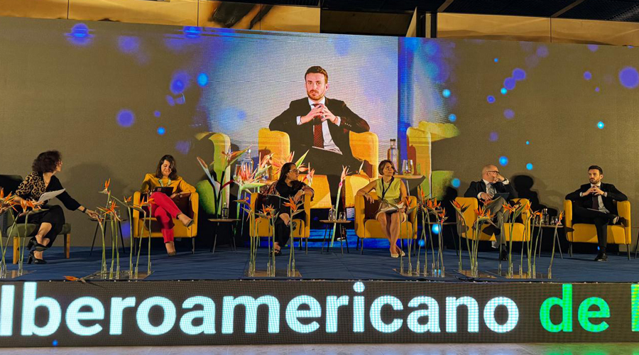 A la dreta i en pantalla, el secretari d'Estat, Marc Saura (SFGA)