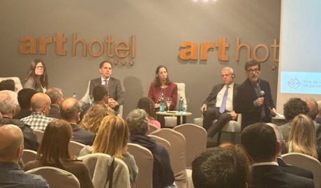 Jordi Cinca presentant l'acte amb els conferenciants al fons