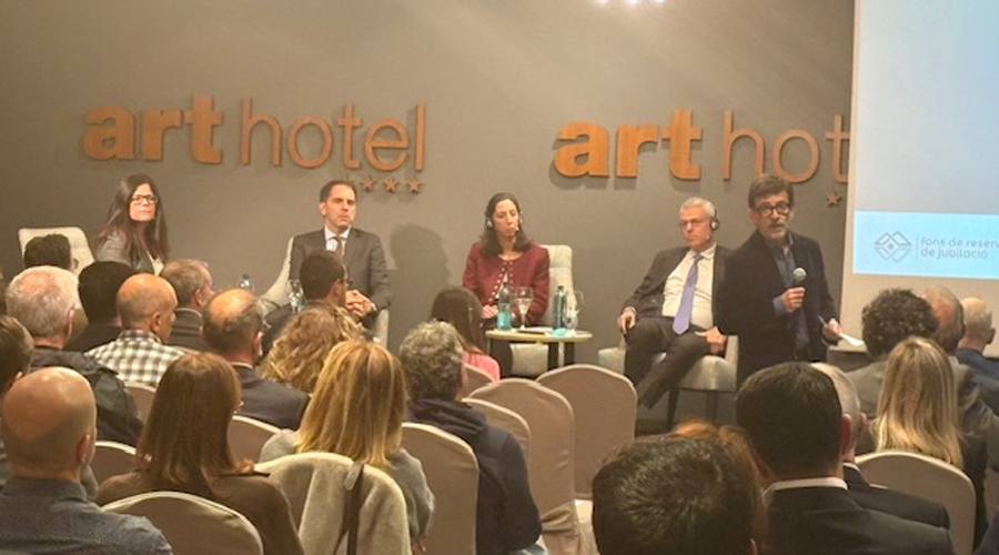 Jordi Cinca presentant l'acte amb els conferenciants al fons. Foto: Cedida