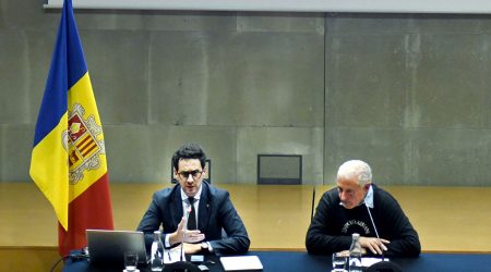 A l'esquerra, Guillem Casal, es la reunió de valoració de la setmana de l'isard