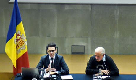 A l'esquerra, Guillem Casal, es la reunió de valoració de la setmana de l'isard