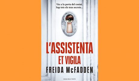 Portada del llibre "L'assistenta et vigila", de Freida McFadden