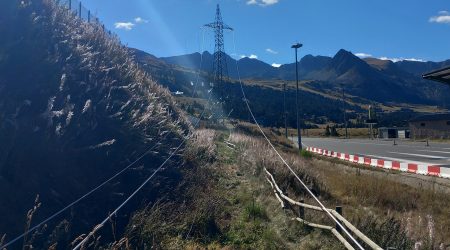 Un tram de la línia d'alta tensió que ha estat desmuntada