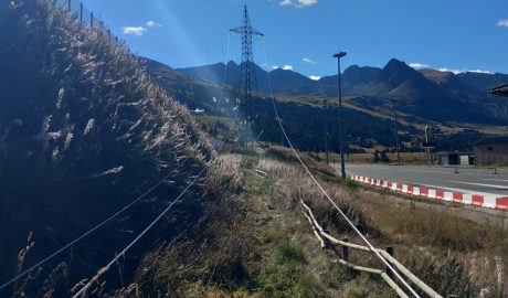 Un tram de la línia d'alta tensió que ha estat desmuntada