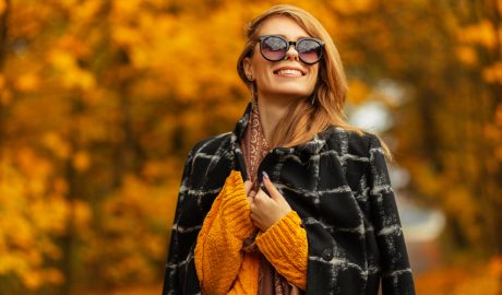 Una dona vestint amb les tendències d'aquesta tardor