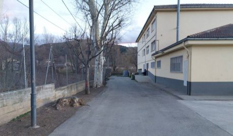 El mur actual de l'escola i que el projecte proposa un recreixement, i on es construirà un nou mur perimetral