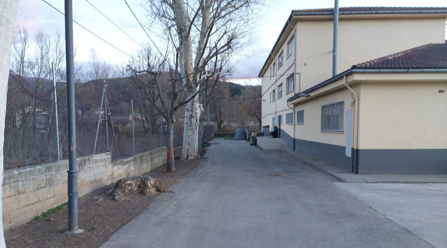 El mur actual de l'escola i que el projecte proposa un recreixement, i on es construirà un nou mur perimetral (Aj. la Seu)