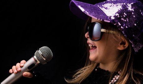 Imatge que simula una nena famosa cantant