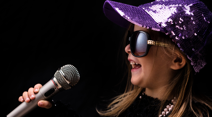 Imatge que simula una nena famosa cantant (Getty Images)