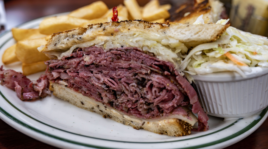 Un plat de pastrami