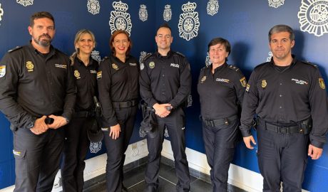 Al centre, l'agent de policia del Principat