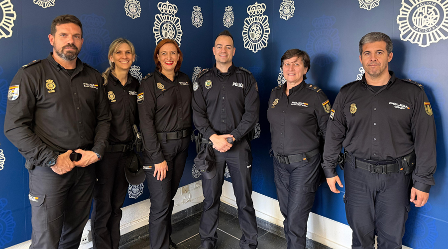 Al centre, l'agent de policia del Principat (Policia d'Andorra)