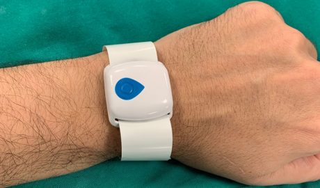 Imatge del tipus del polsera que està vinculada a una aplicació mòbil