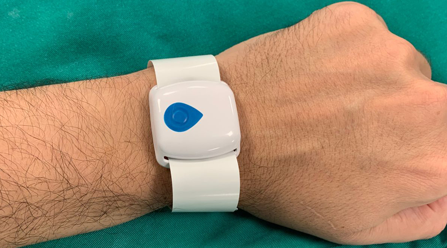 Imatge del tipus del polsera que està vinculada a una aplicació mòbil (SAAS)