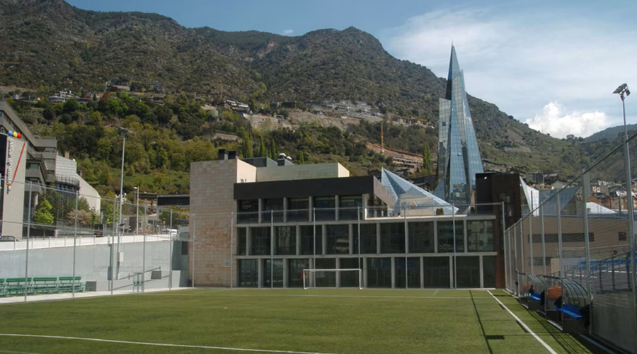 Vista parcial de l'edifici del Prat del Roure