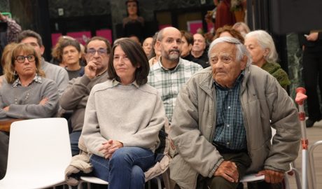 A la dreta, el mestre Sergi Mas