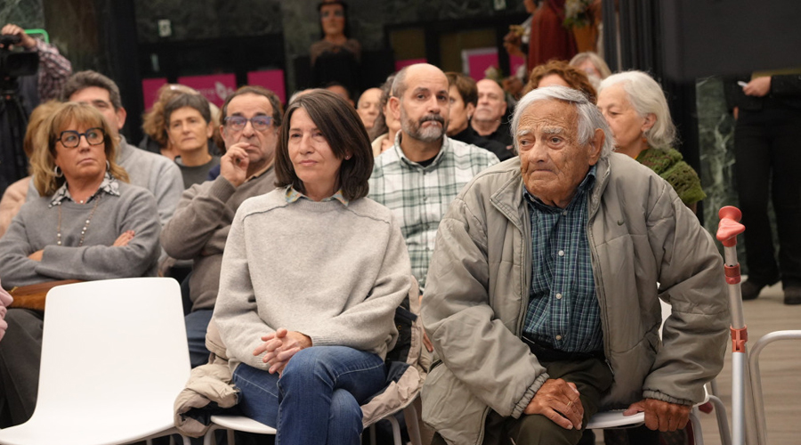 A la dreta, el mestre Sergi Mas (Comú de Sant Julià)