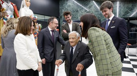 Al centre, Sergi Mas, envoltat d'autoritats