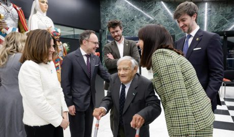 Al centre, Sergi Mas, envoltat d'autoritats