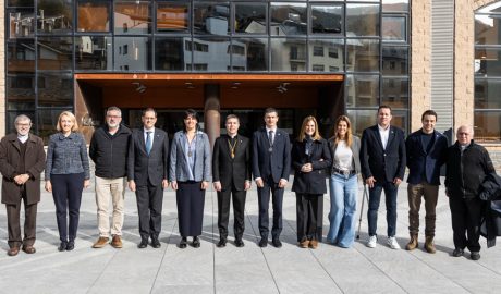 Al centre, el copríncep episcopal en la seva visita a la Massana