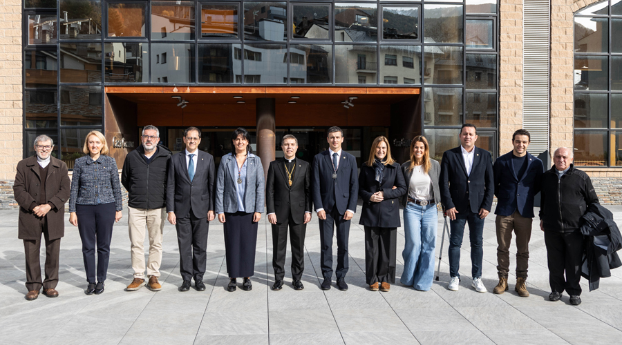 Al centre, el copríncep episcopal en la seva visita a la Massana (Comú de la Massana)