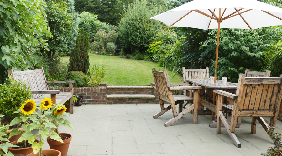 Una taula i les seves cadires en un bonic jardí
