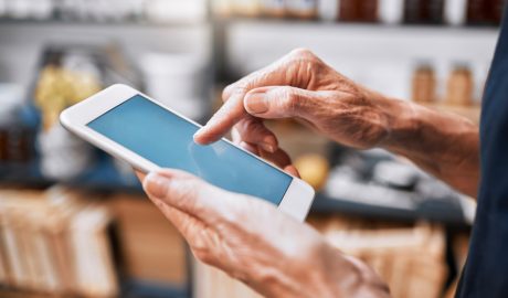 Una persona gran usant un telèfon mòbil