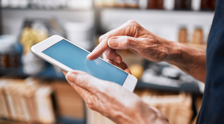 Una persona gran usant un telèfon mòbil