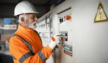 Un home en edat de jubilació que està treballant en una empresa
