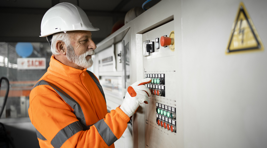 Un home en edat de jubilació que està treballant en una empresa