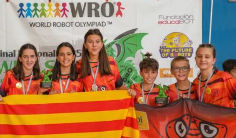 Els equips de robòtica de l'Escola Albert Vives al campionat estatal de la WRO, on van aconseguir la classificació per a la final mundial