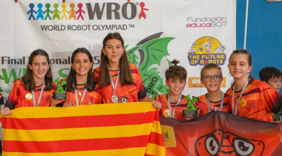 Els equips de robòtica de l'Escola Albert Vives al campionat estatal de la WRO, on van aconseguir la classificació per a la final mundial