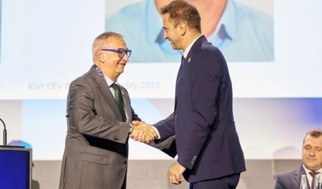 A l'esquerra, Xavier Folguera, rebent el seu reconeixement