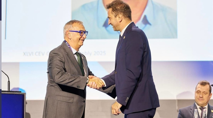 A l'esquerra, Xavier Folguera, rebent el seu reconeixement (FAVB)