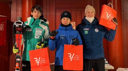 A l'esquerra, Àlvar Calvo, segon a l'eslàlom FIS de Ruka