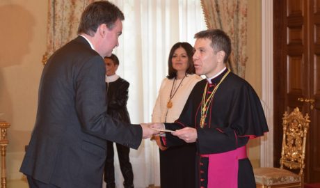 L'ambaixador d'Hongria, la ministra d'Exteriors i el copríncep episcopal