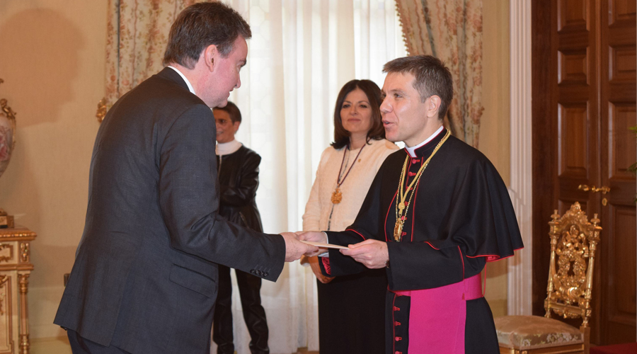 L'ambaixador d'Hongria, la ministra d'Exteriors i el copríncep episcopal