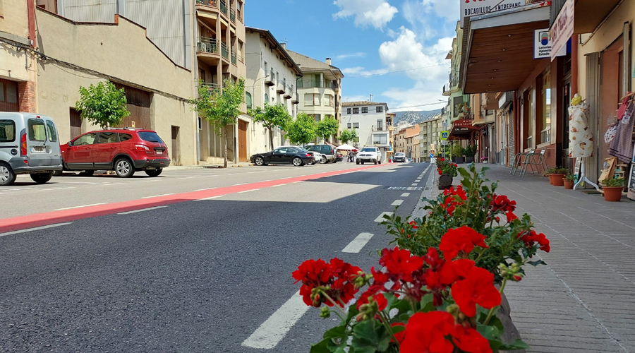 La carretera C-14 al pas pel nucli urbà d'Organyà (Foto: Pla Estratègic de Turisme d'Organyà - Parramon Consulting)