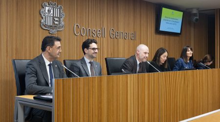 Primer i segon per l'esquerra, Raul Ferré i Guillem Casal. Segona per la dreta, Mònica Bonell