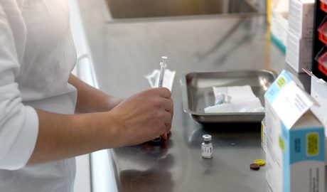 Una persona manipulant unes vacunes